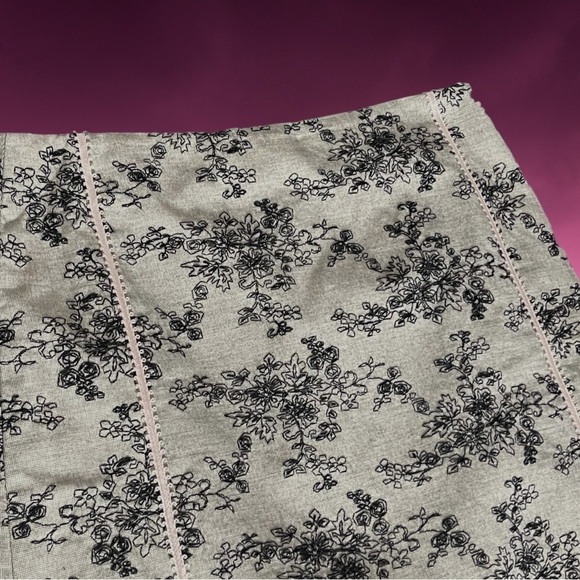 Helen Wang Embroidered Daisy Floral Pencil Skirt with Ribbon Detail Size 4 - Picture 6 of 12